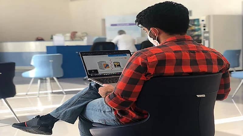 بالصورة.. معلم يدرس لطلابه أثناء انتظار خروج ابنه من غرفة العمليات بالمستشفى