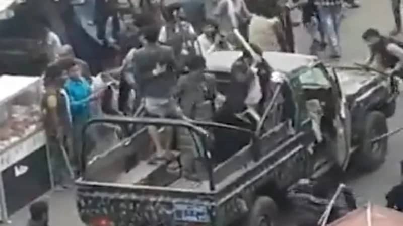 بالفيديو.. الحوثيون يعتدون على اليمنيين بالضرب في سوق صنعاء لابتزازهم