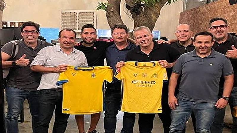 "بيتروس" يقدم قميص نادي النصر كهدية لزملائه (صورة)