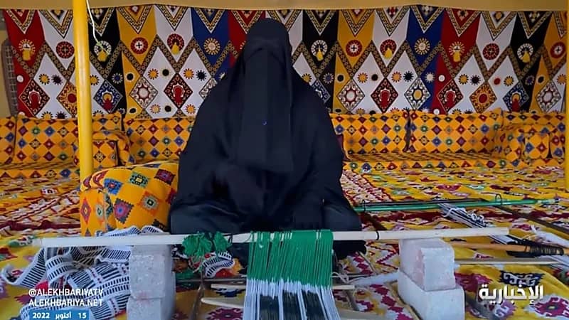 بالفيديو.. مواطنة تقوم بصناعة بيوت الشعر وحياكة السدو بيديها منذ طفولتها