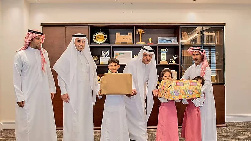 مدير تعليم القصيم يكرم طالبًا لحرصه على رعاية شقيقته الصغيرة