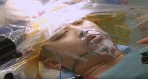 بالفيديو.. شاب يخضع لعملية بالدماغ وهو مستيقظ
