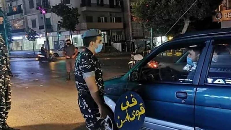 لبنانيون يتحدون الأنظمة ويستقبلون العام الجديد بالأسلحة والقذائف