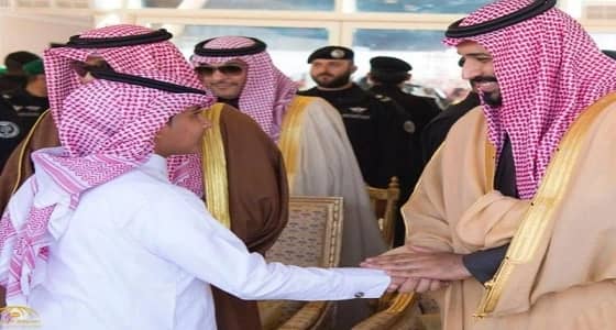 بالفيديو و الصور.. " خادم الحرمين " لـ أصغر معلق هجن: أنت تمثل السعودية داخليا وخارجيا