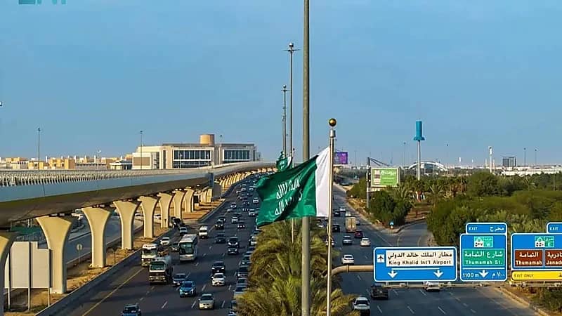 استكمال تركيب أعلام الدولة السعودية الأولى وأعلام المملكة بالرياض احتفاءً بيوم التأسيس