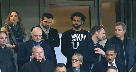 بالصور.. محمد صلاح وزوجته في مدرجات أنفيلد لدعم ليفربول أمام برشلونة