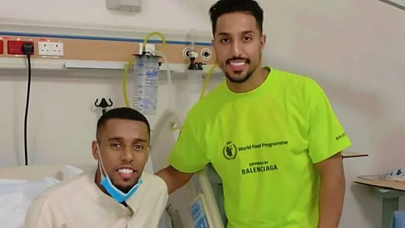 الدوسري يزور حسين شيعان في المستشفى .. صورة