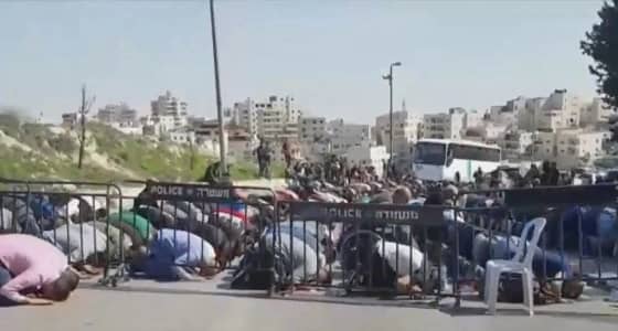 المقدسيون يواجهون الاحتلال ويصلون الجمعة خلف السواتر الحديدية