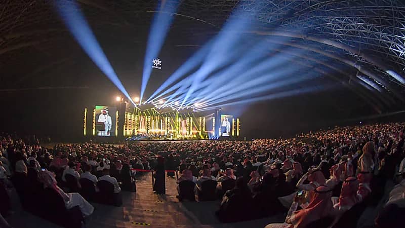 بالفيديو .. لقطات منوعة لحفلات الفنانين من داخل أكبر قبة في العالم بجدة