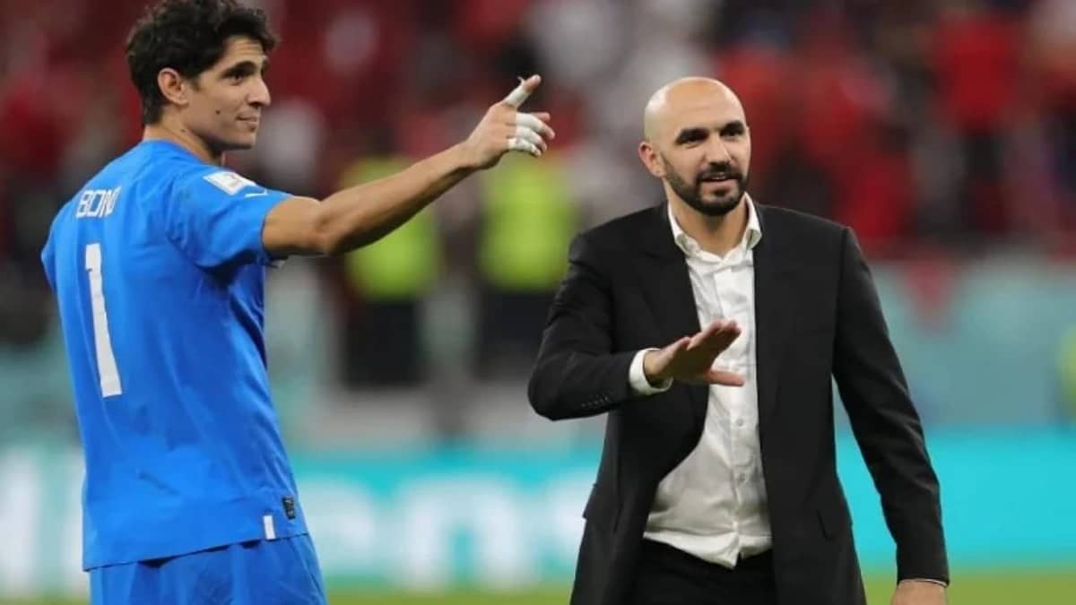 الركراكي يهنئ بونو بعد إنجازه في حفل الكرة الذهبية 2025 .. فيديو