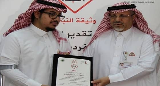 بالصور .. برنامج " النبلاء " يكرم مُنقذ طالبات عفيف