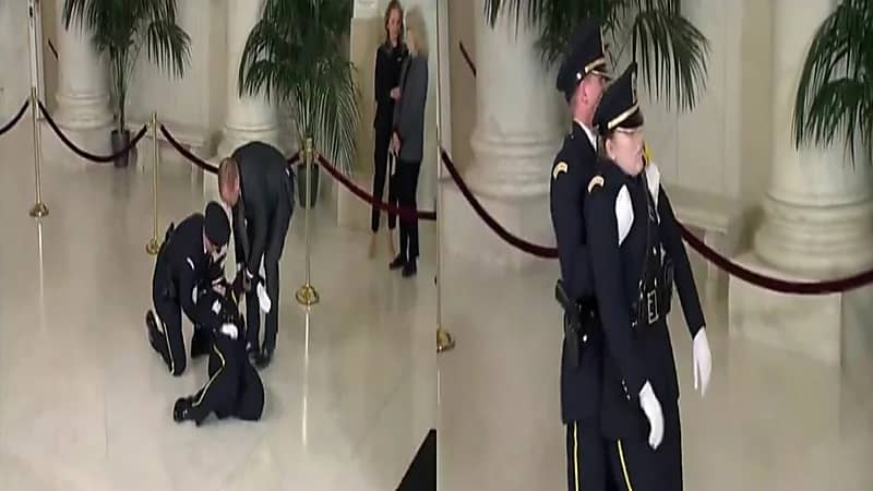 انهيار وسقوط حارسة الشرف أمام نعش قاضية أمريكية .. فيديو