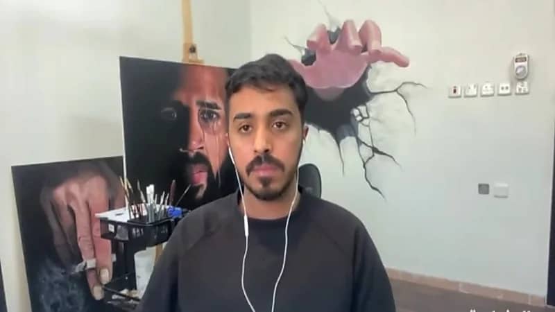 بالفيديو.. معلم يحول سبورة فصل للوحة فنية تثري طلابه