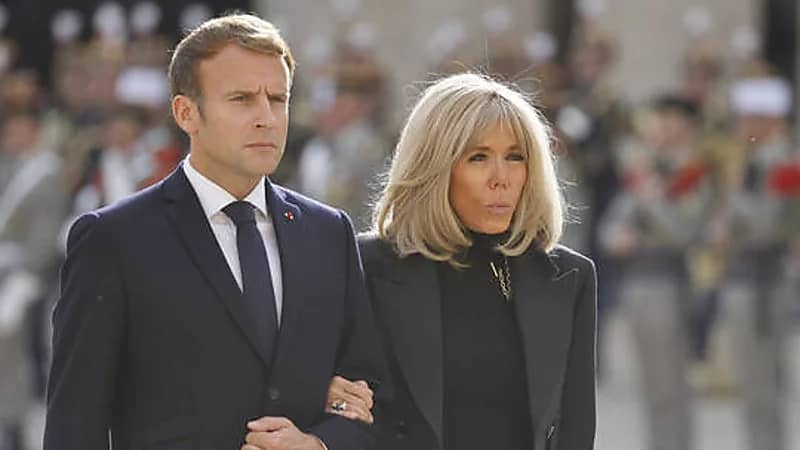 صحفي يحرج ماكرون: انت قدوة يجب ألا تتزوج معلمتك (فيديو)