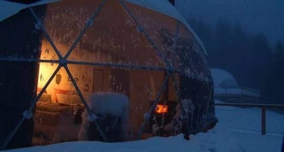 الجليد يغطي الأكواخ والمنازل الخشبية في منطقة غابات بالنرويج