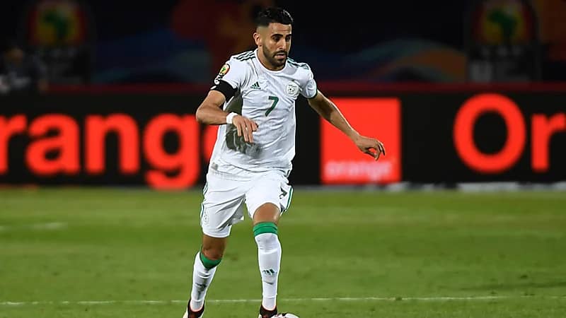 استدعاء محترف الأهلي لقائمة منتخب الجزائر