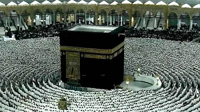 المعتمرون يؤدون صلاة الفجر وسط أجواء روحانية مهيبة بالحرم المكي.. فيديو