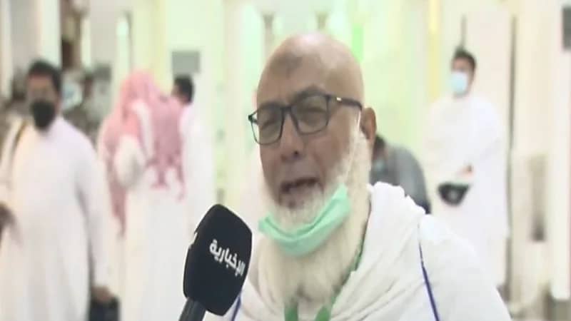 بالفيديو.. حاج يغالب دموعه ويعبر عن فرحته بعد خطبة عرفة