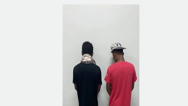 القبض على مقيمين انتحلا صفة موظف حكومي في جازان