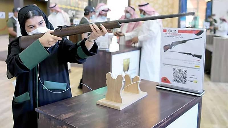 إقبال نسائي لافت على على أجنحة الأسلحة بمعرض الصقور