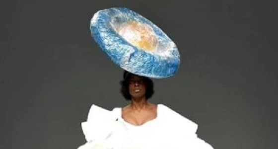 بالصور.. العوامات والستائر في أول أيام أسبوع الموضة بلندن