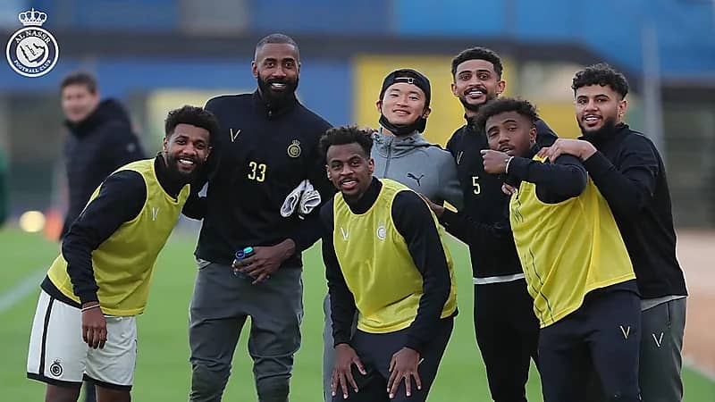 بالصور.. سبب تواجد كيم جين سو في مقر نادي النصر