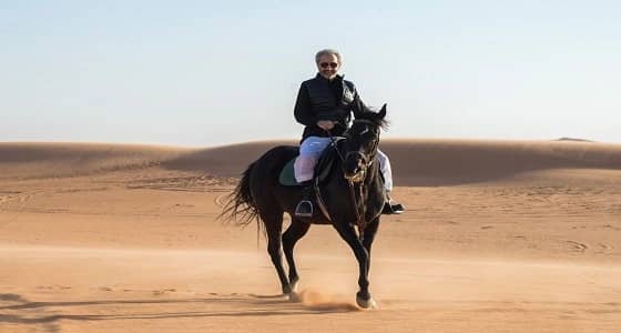 بالصور.. الوليد بن طلال مع أسرته في مخيم البر