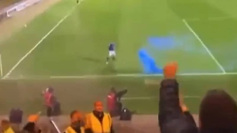 شاهد.. لاعب يركل ألعاب نارية لمدرجات الجماهير