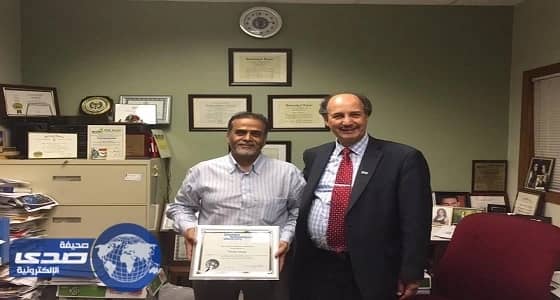 بالصور.. جامعة أمريكية تكرم والد مبتعث توفي قبل تخرجه