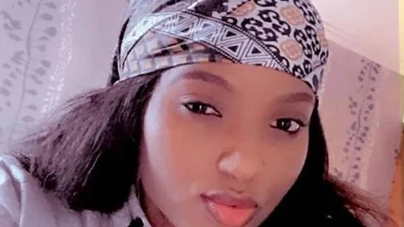 دفعها قس.. مضيفة طيران تركت وظيفتها في القطرية للصوم حتى الموت