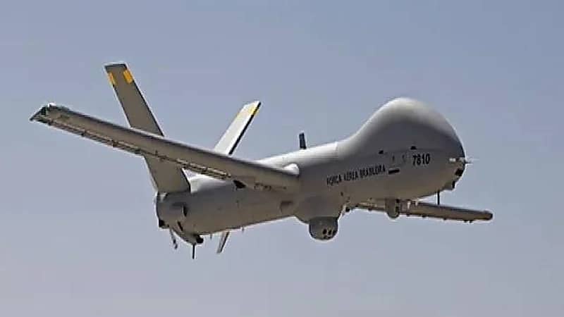 طائرة بدون طيار تهاجم مطارًا في كورسك وتصيب خزان نفط