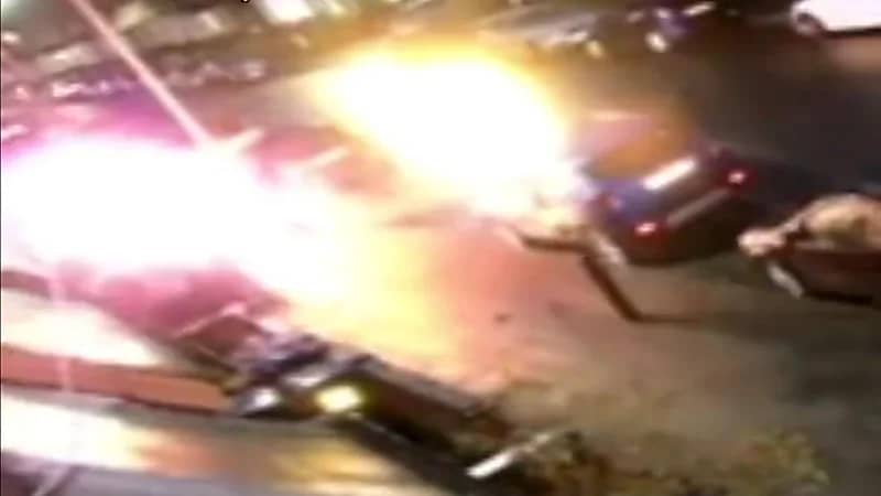 شاهد.. شخص ينقض على رجل بعد خروجه من المسجد ويحرقه