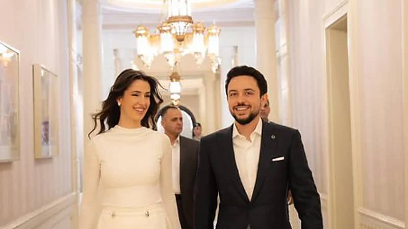 أحدث إطلالة للأمير الحسين والأميرة رجوة خلال استقبال أوائل الثانوية العامة.. صور