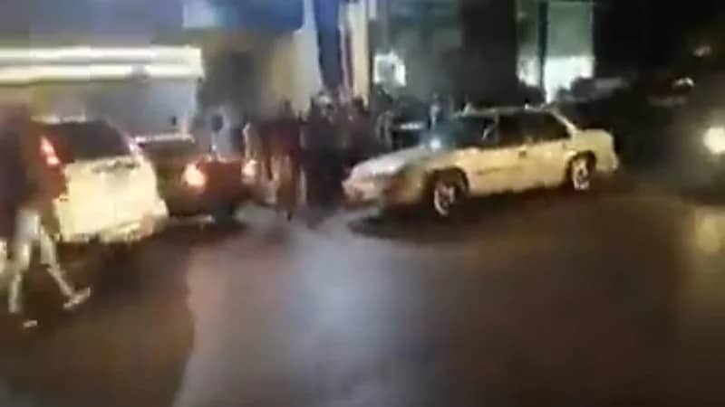 شاهد.. تراشق بالحجارة بين لبنانيين أمام أفران الخبز