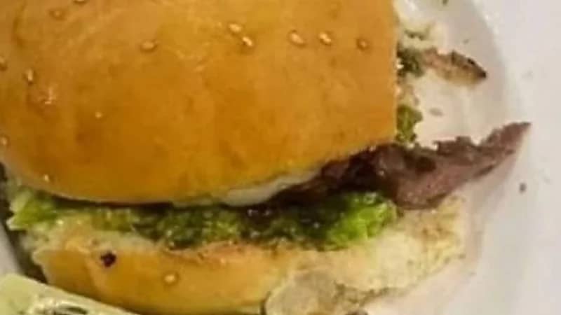 امرأة تكتشف إصبعا بشريا داخل ساندوتش "برجر" أثناء المضغ