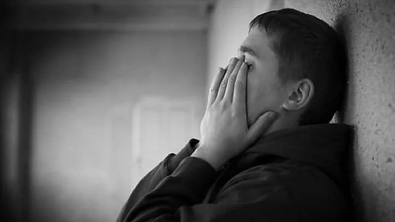 رجل يطلب من مراهق إرسال فيديوهات وصور عارية له