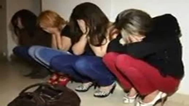 القبض على راقصة شهيرة و5 فتيات لعملهن في الدعارة