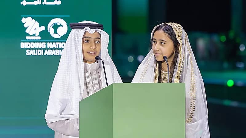 طفلان يبرعان في تقديم العرض السعودي لملف استضافة كأس العالم .. فيديو