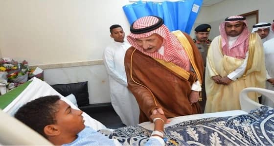 بالصور.. أمير جازان يزور مصابي حادث الدراجات بمستشفى أبو عريش