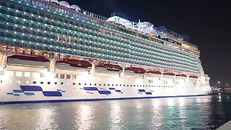 وصول أول سفينة سياحية سعودية إلى ميناء جدة.. فيديو