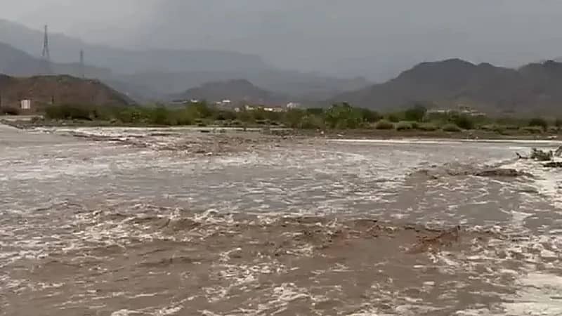 شاهد .. جريان السيول العارمة كالأنهار جنوب المخواة