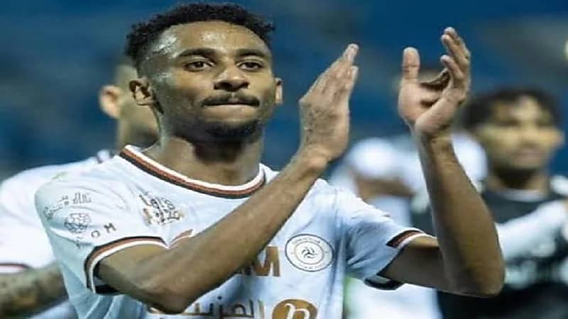 الشباب يجدد عقد متعب الحربي