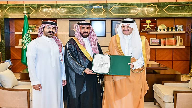 أمير المنطقة الشرقية يستقبل مُنقذ طفلة من الغرق بالجبيل