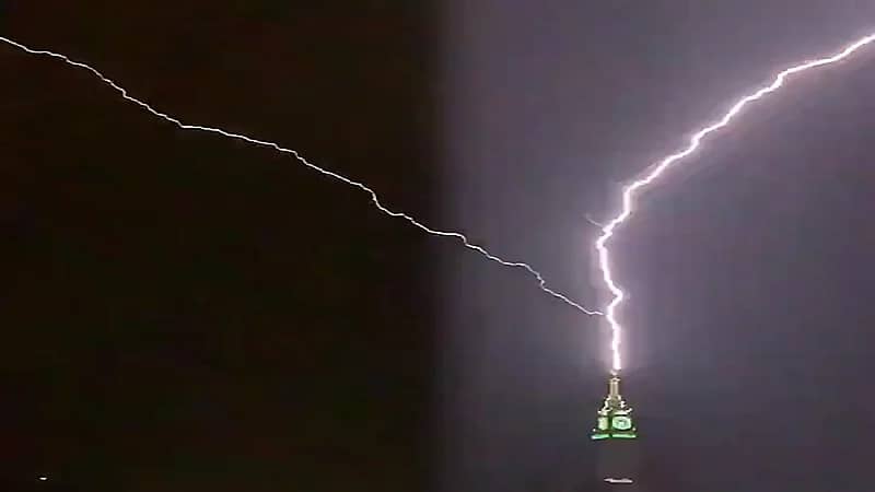 بالفيديو.. صاعقة تضرب برج الساعة في ‎مكة المكرمة