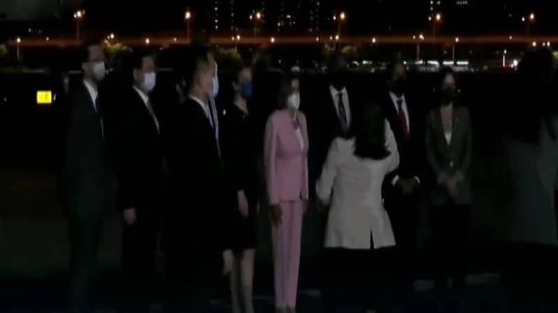 شاهد.. لحظة وصول نانسي بيلوسي إلى تايوان