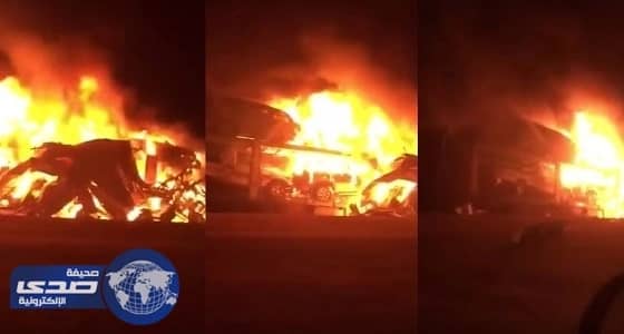 بالفيديو.. حريق 8 سيارات أعلى شاحنة بطريق " الرين – بيشة "