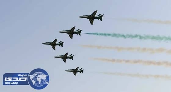 بالصور.. أقوى استعراض لسرب " الصقور " في سماء تبوك بطائرات " بي هوك "