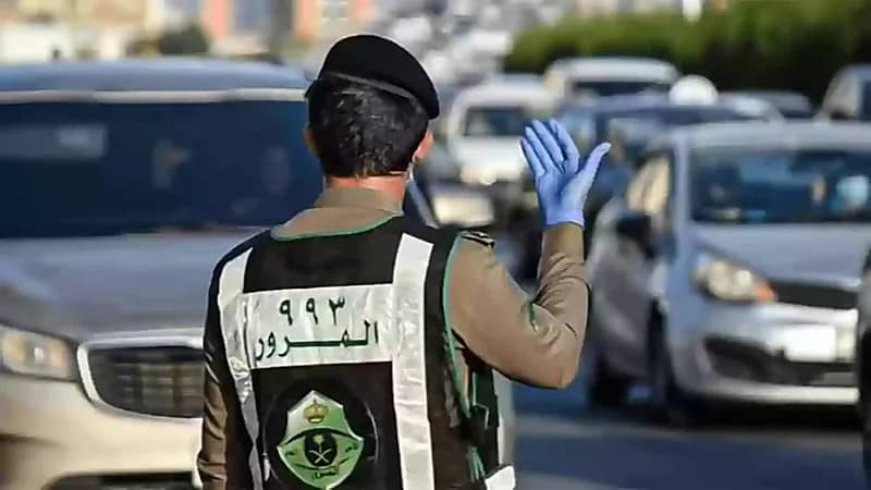 3 إصابات في حادث اصطدام شاحنة بمحل تجاري بالليث