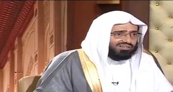 بالفيديو.. " الفوزان " : يجوز النفث بالرقية عبر الهاتف