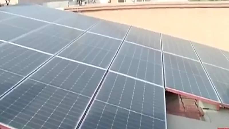 شاهد .. مواطن يستخدم ألواح الطاقة الشمسية في منزله